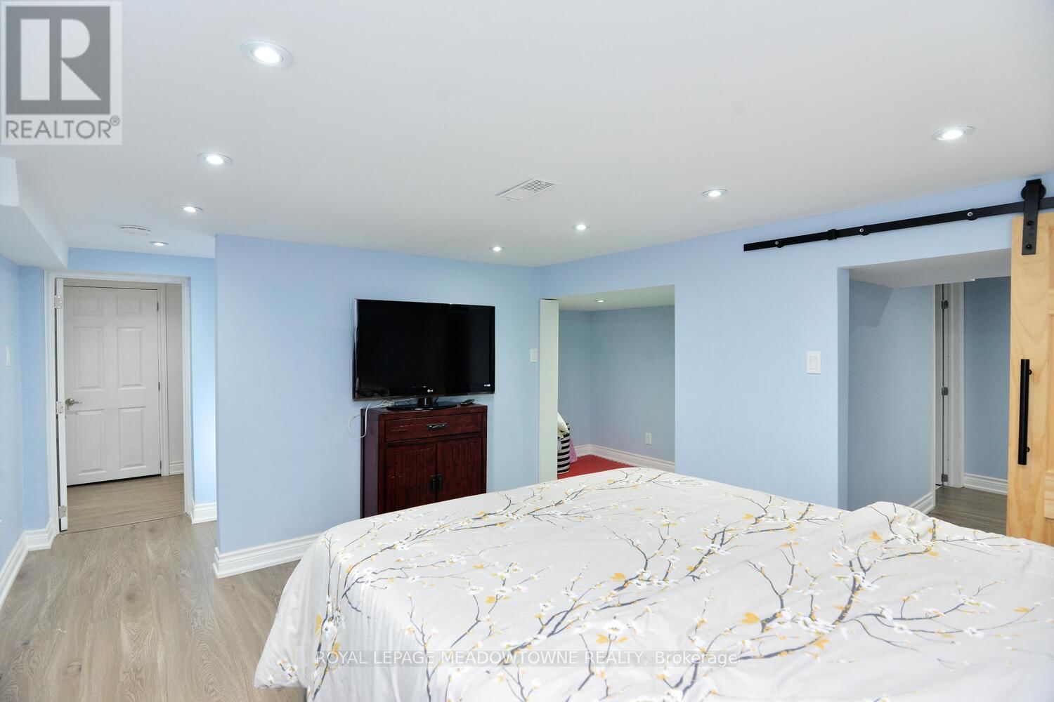 825 NORTH SERVICE ROAD Image 39