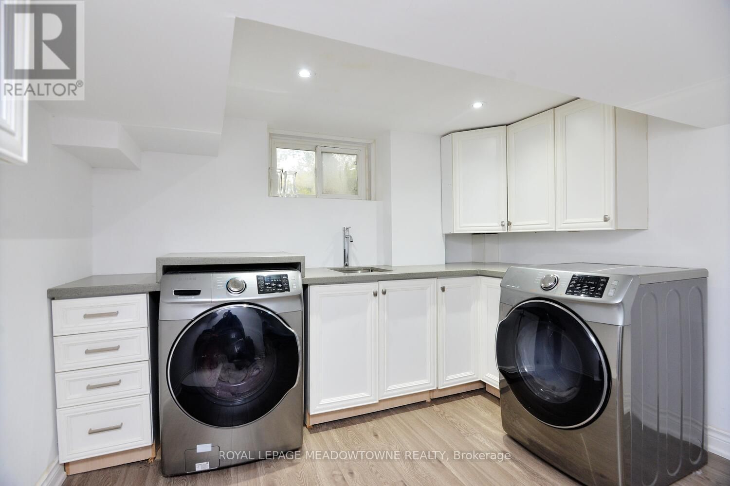 825 NORTH SERVICE ROAD Image 41