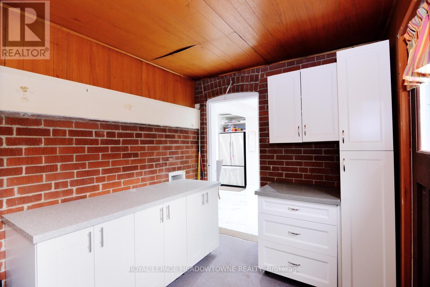 825 NORTH SERVICE ROAD Image 43