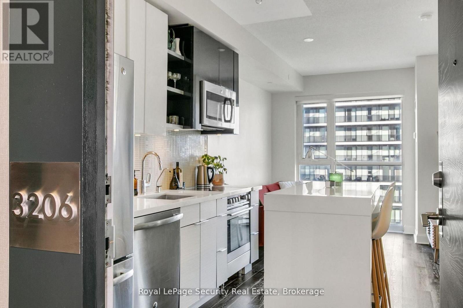 3206 - 33 SHORE BREEZE DRIVE Image 3