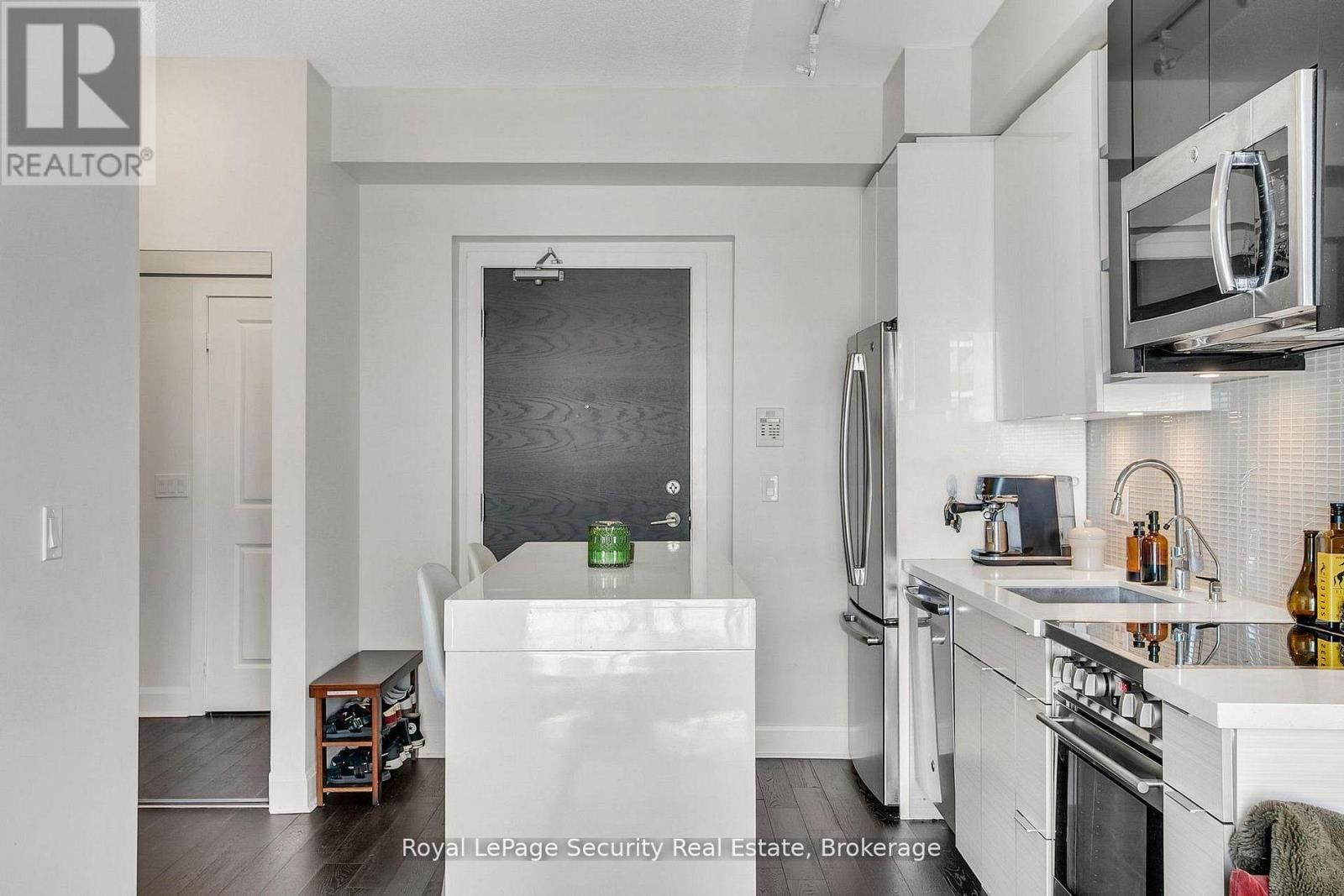 3206 - 33 SHORE BREEZE DRIVE Image 4