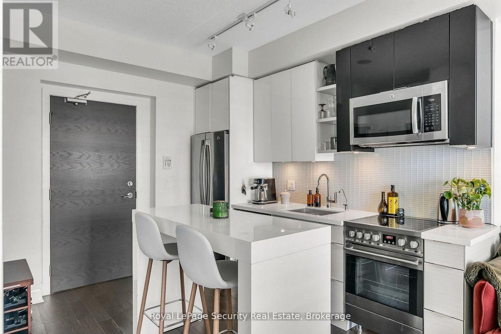 3206 - 33 SHORE BREEZE DRIVE Image 6