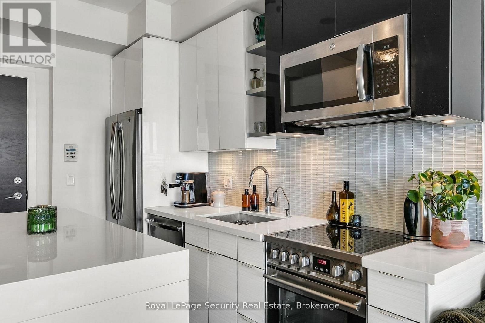 3206 - 33 SHORE BREEZE DRIVE Image 7