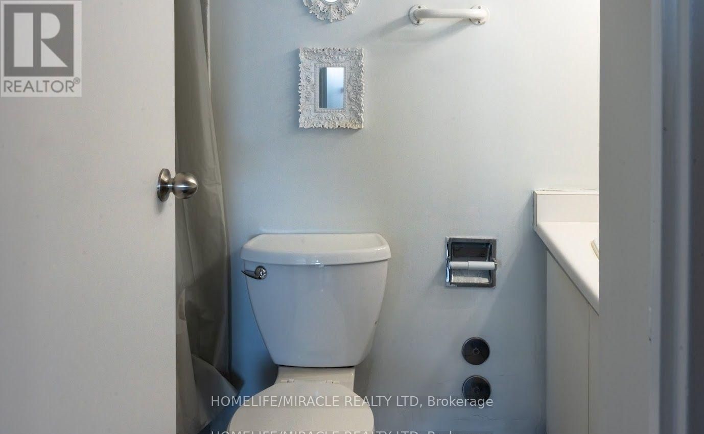 808 - 21 MARKBROOK LANE Image 25