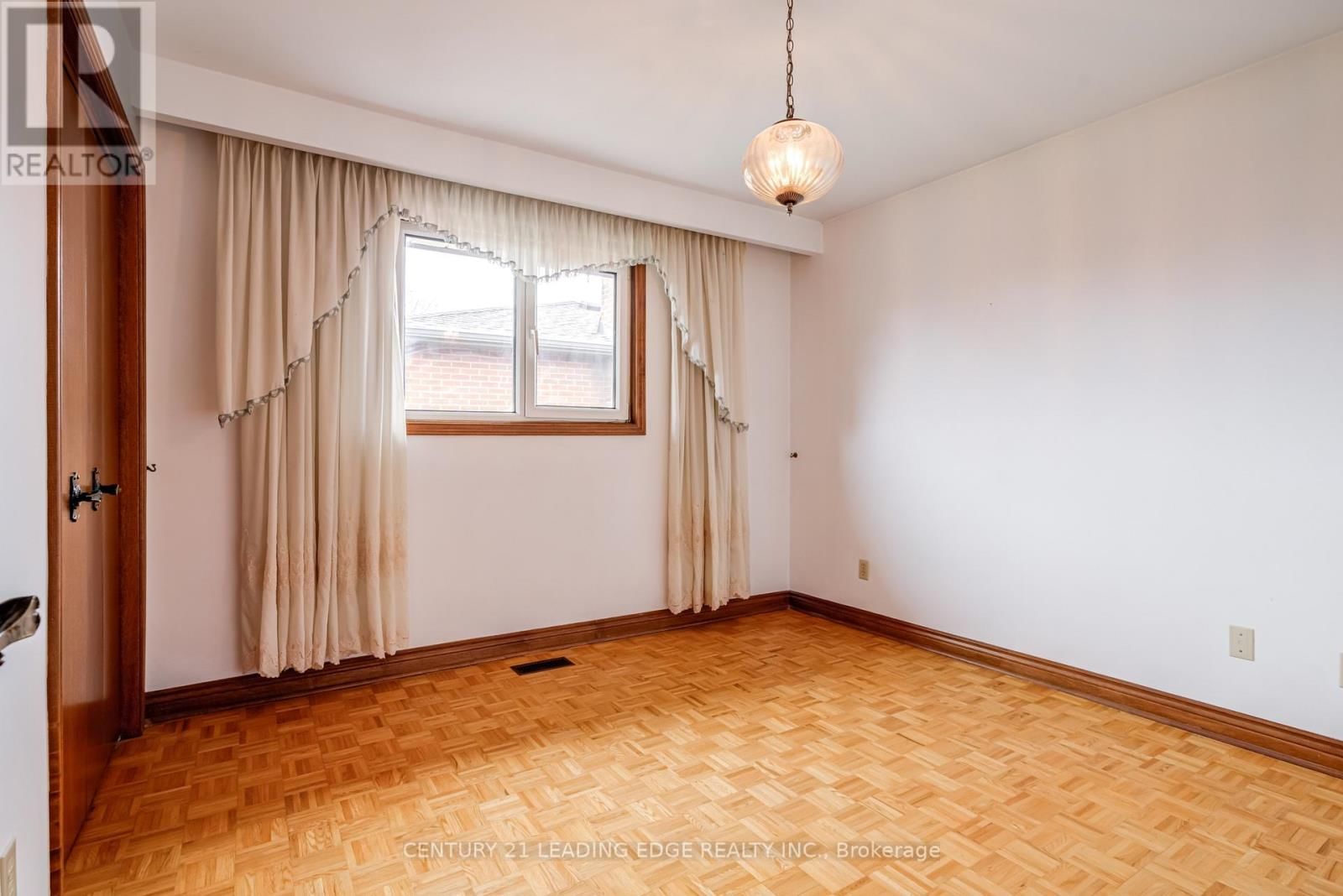 704 HILLMAN CRESCENT Image 15