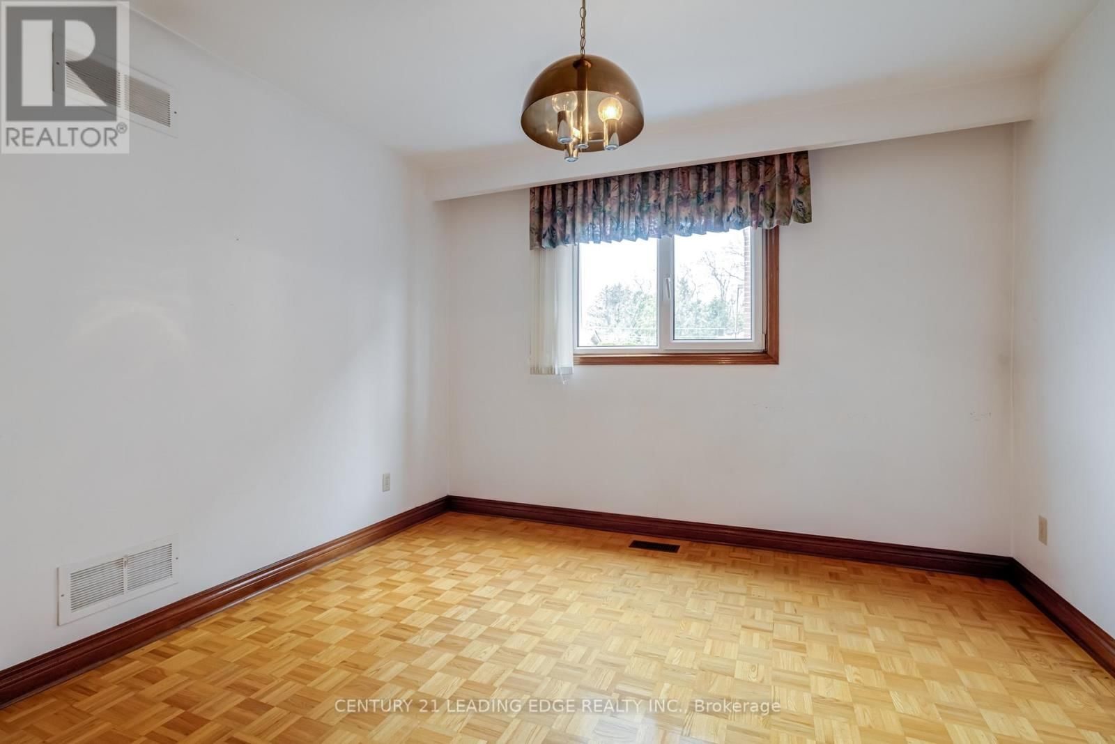 704 HILLMAN CRESCENT Image 20