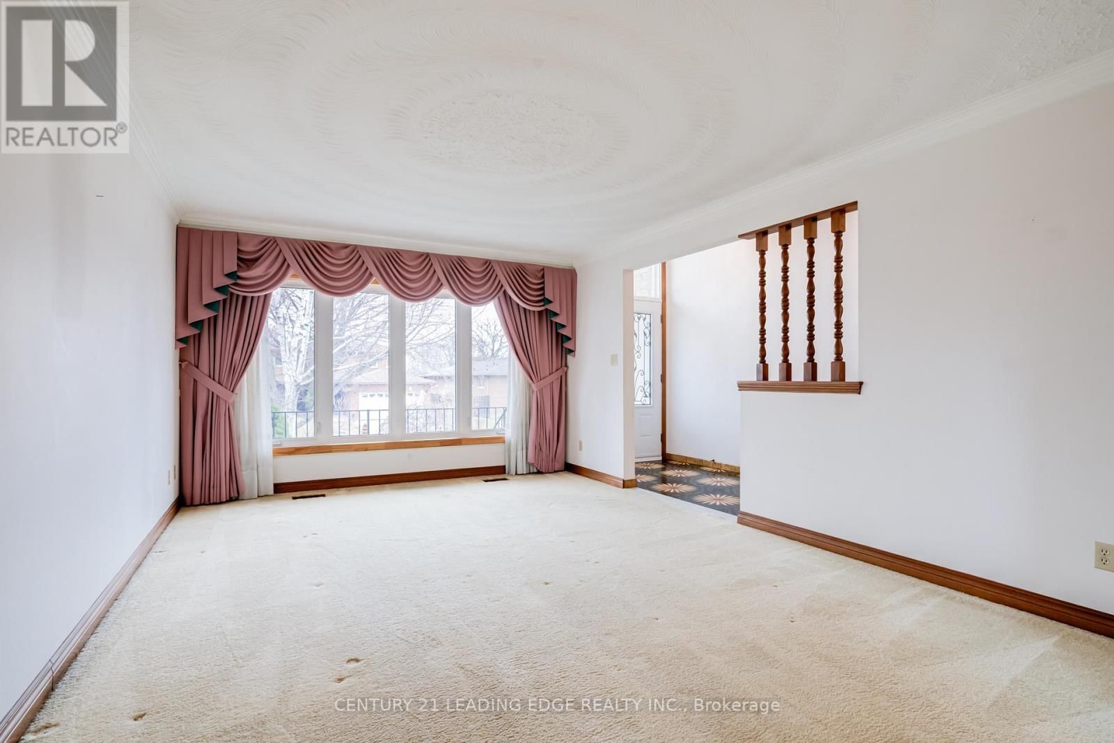 704 HILLMAN CRESCENT Image 3