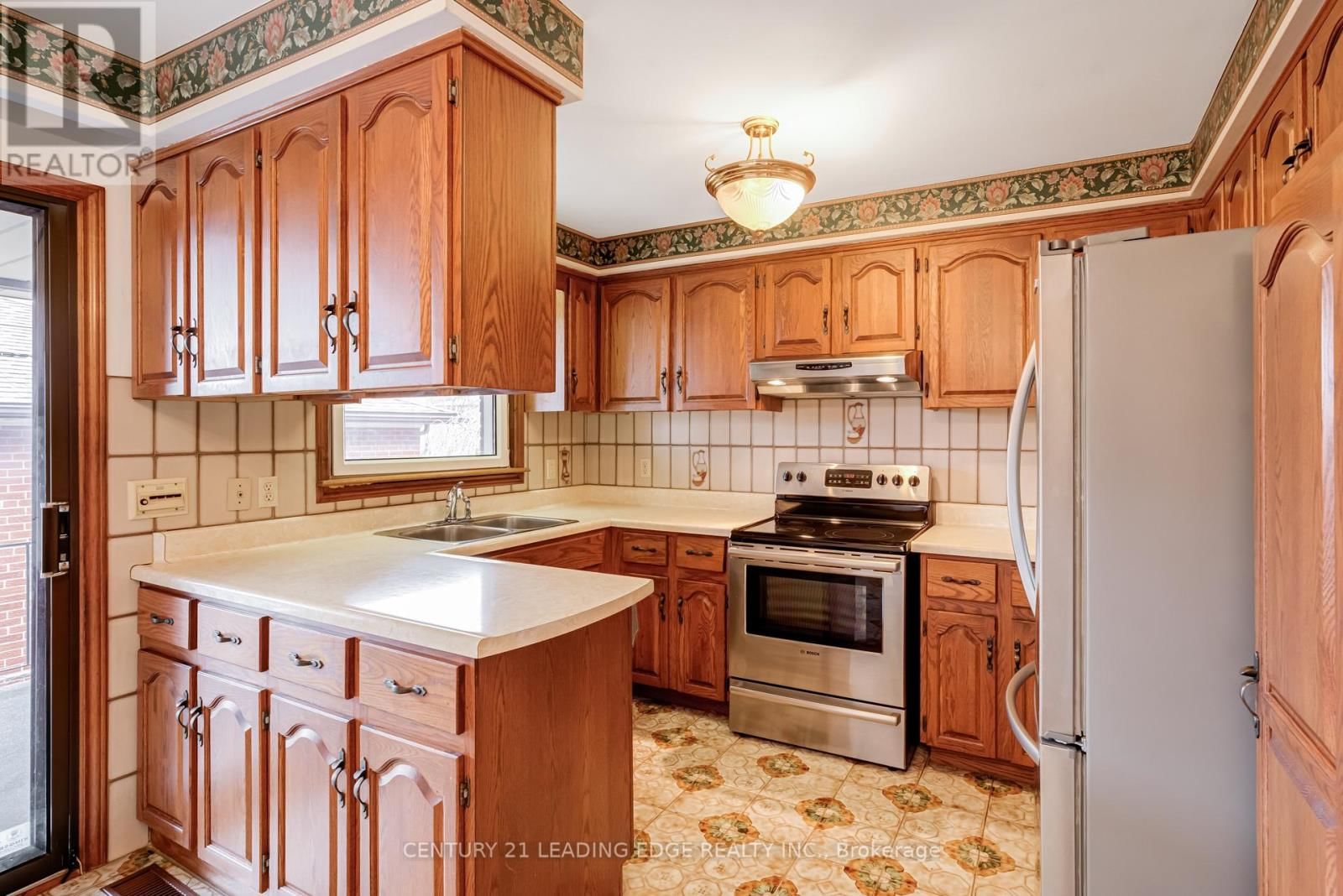 704 HILLMAN CRESCENT Image 7