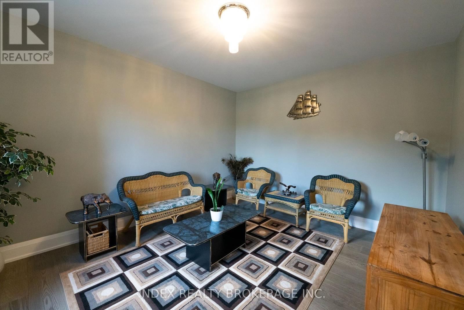 20 GLASSFORD COURT Image 36