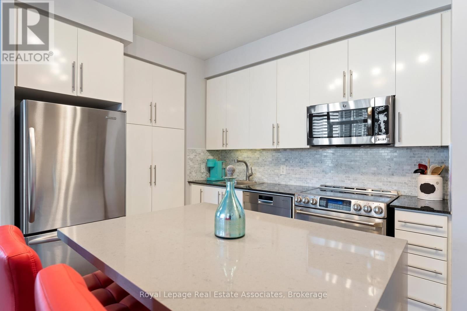 2604 - 330 BURNHAMTHORPE ROAD WEST Image 2