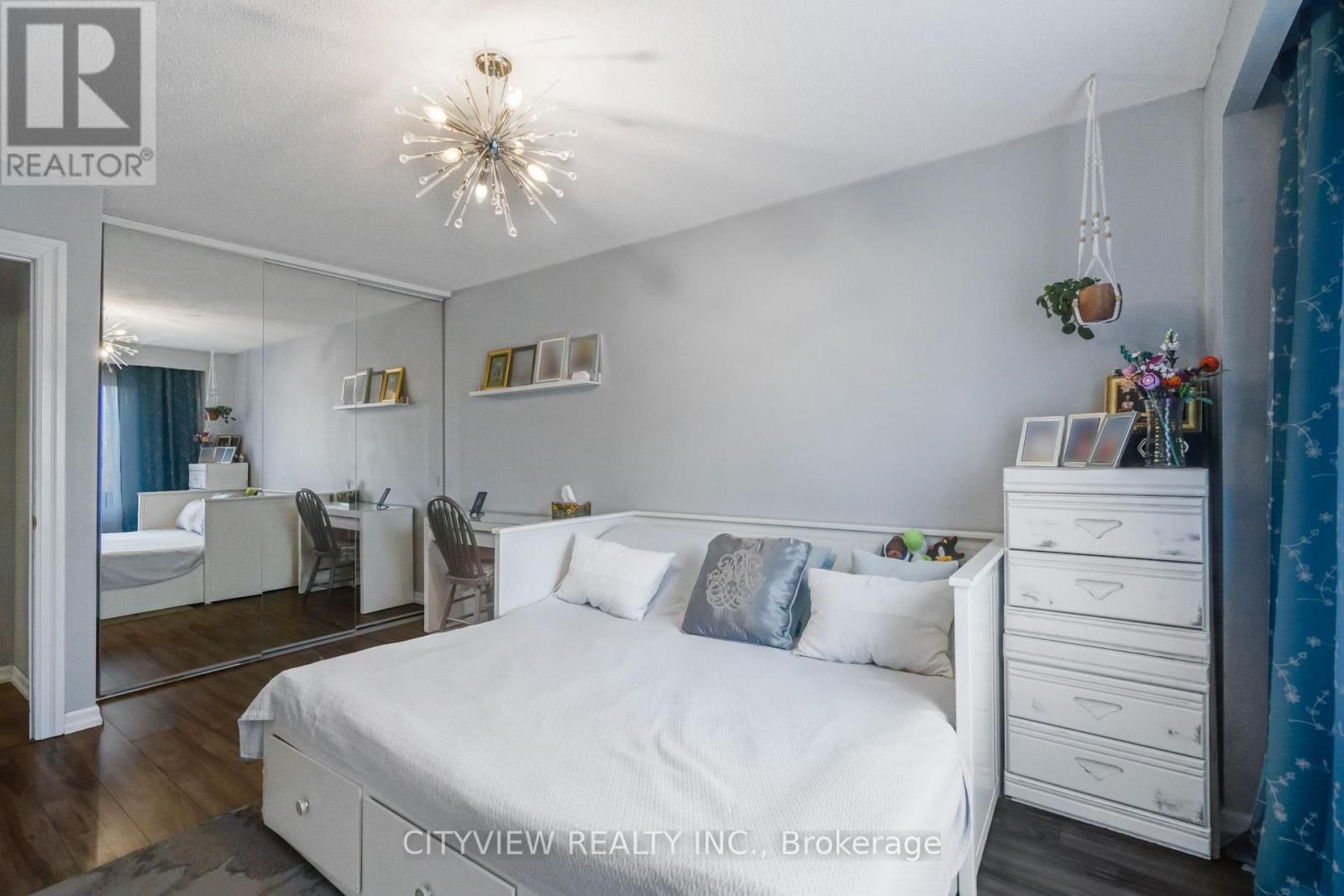 64 FOXACRE ROW Image 32