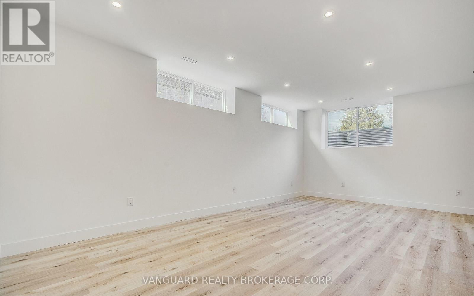 1937 LAWRENCE AVENUE WEST Image 32