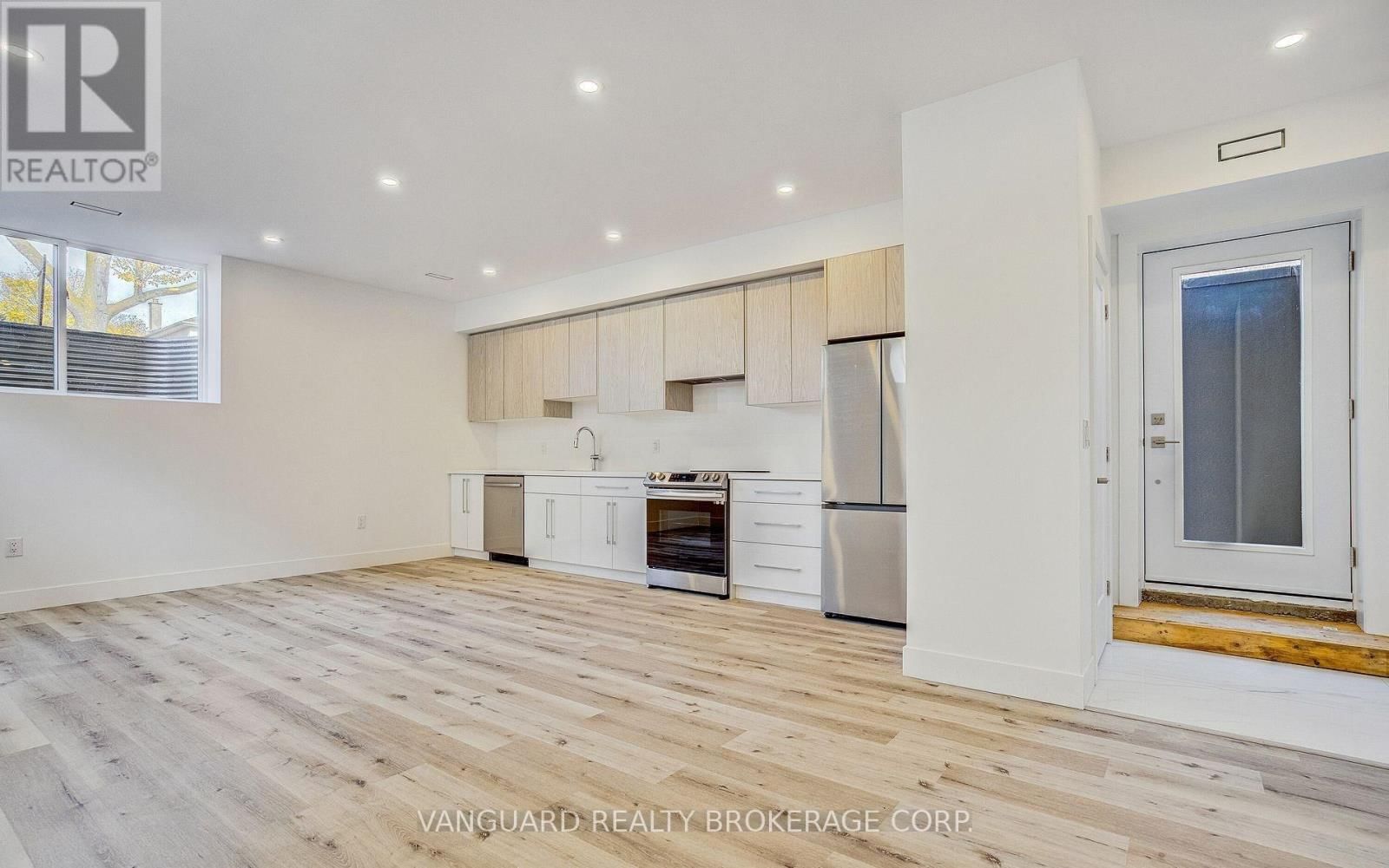 1937 LAWRENCE AVENUE WEST Image 12