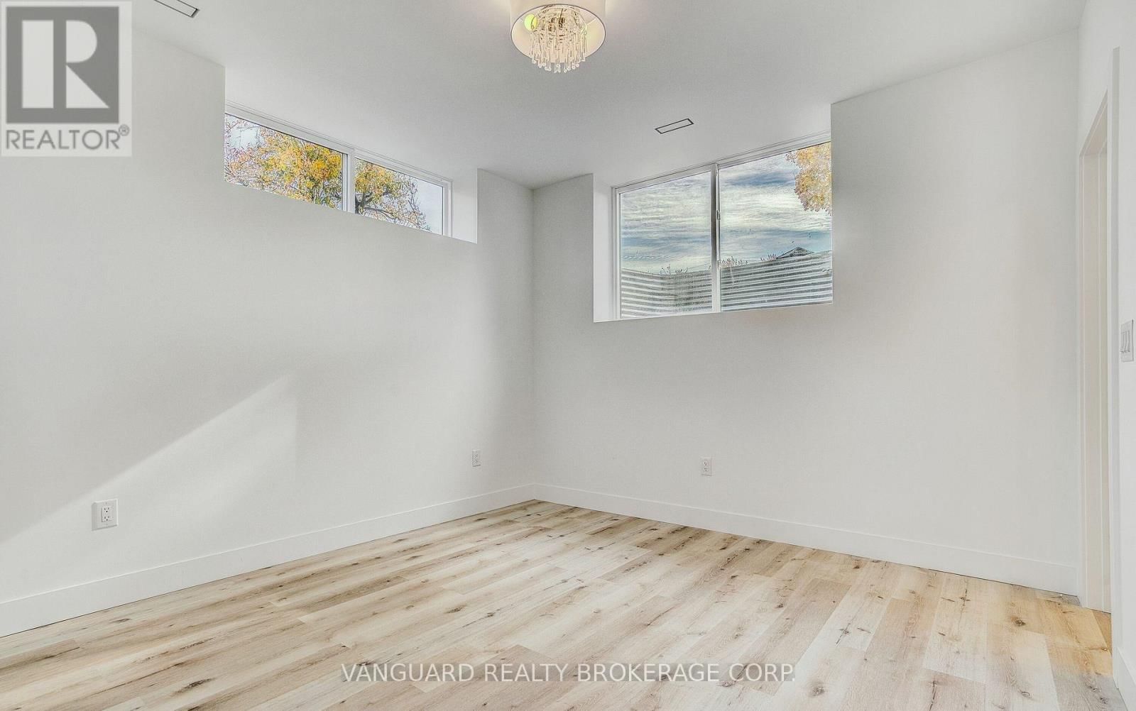 1937 LAWRENCE AVENUE WEST Image 14