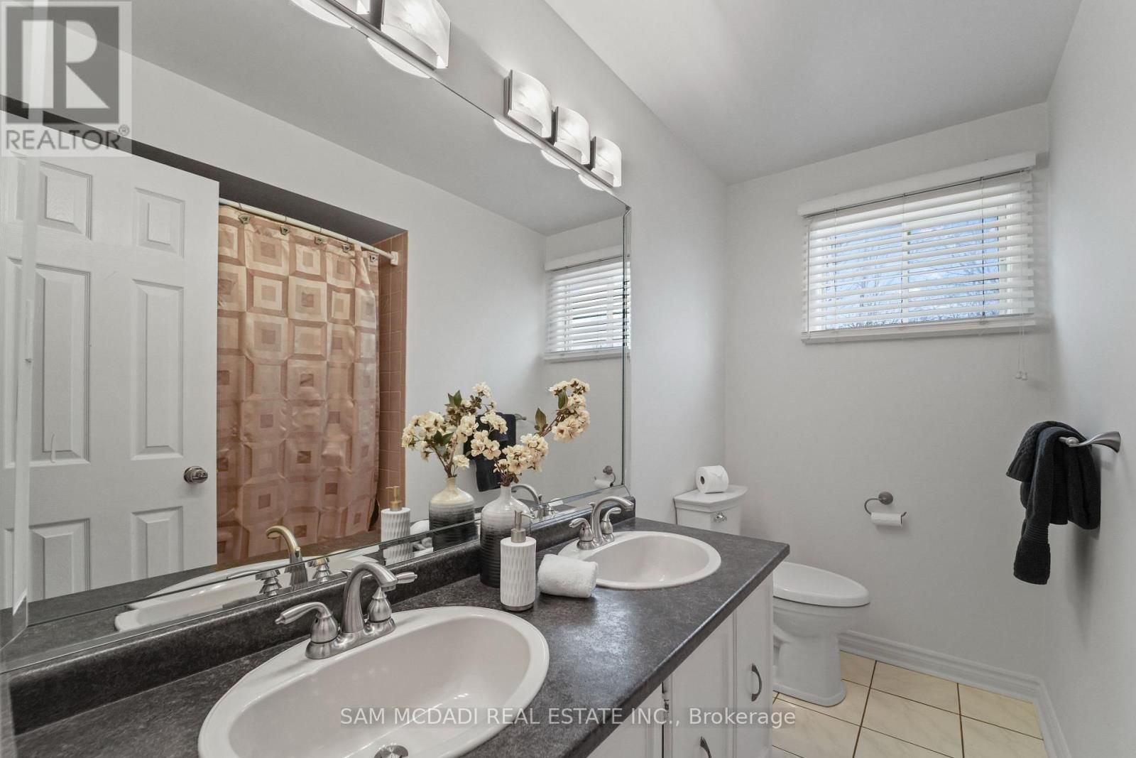 44 MADRID CRESCENT Image 26