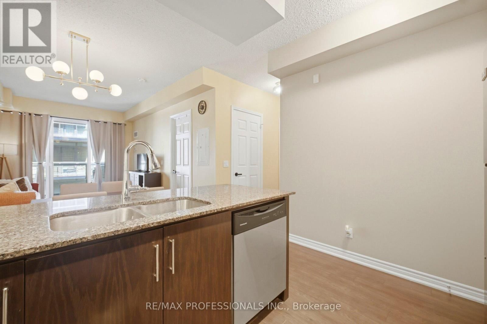 922 - 15 JAMES FINLAY WAY Image 10