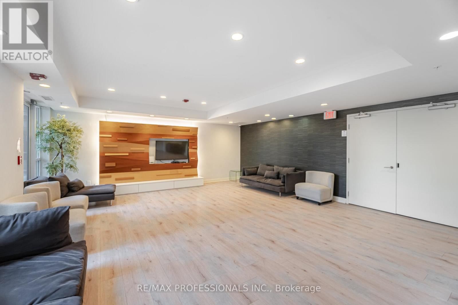 922 - 15 JAMES FINLAY WAY Image 33