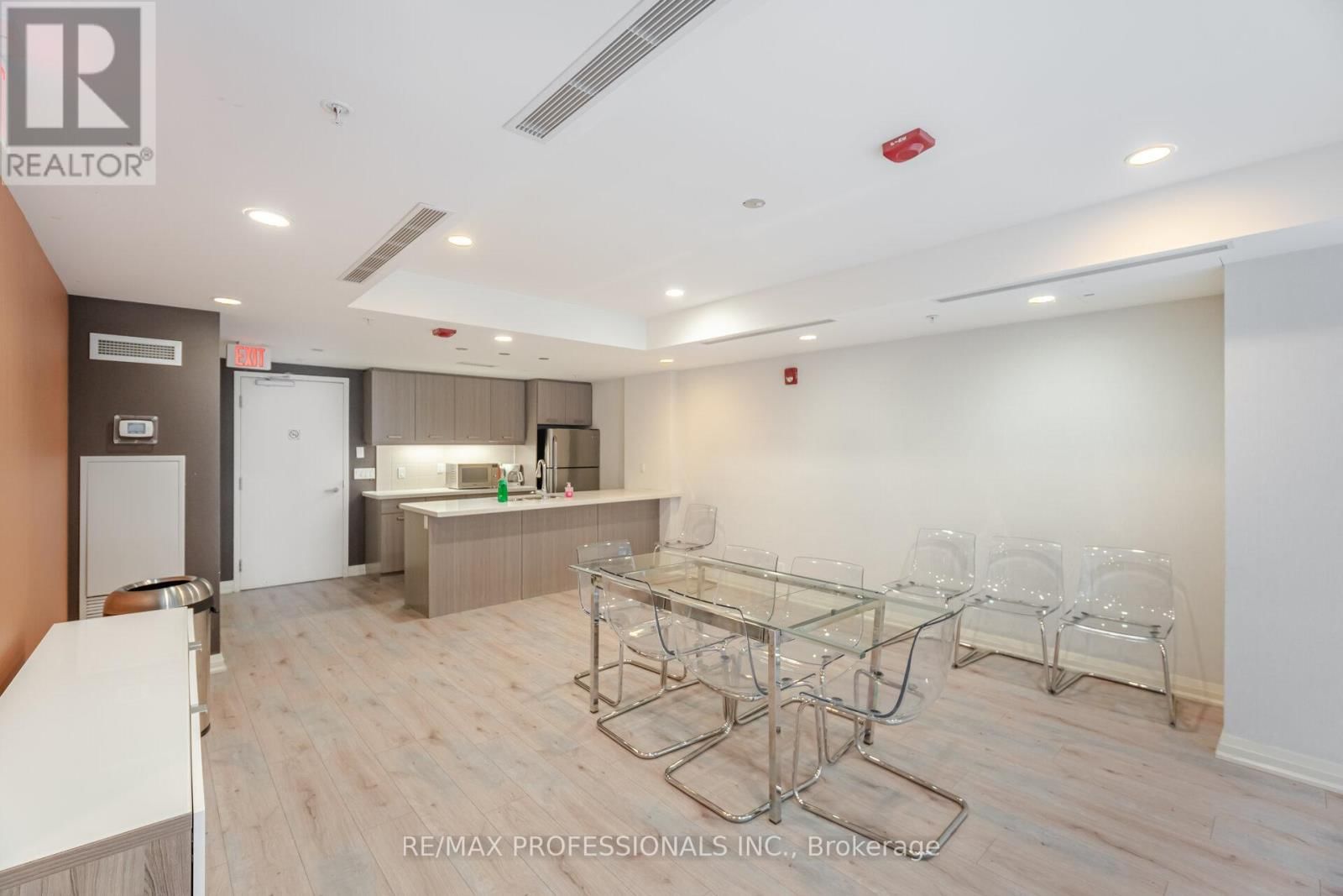 922 - 15 JAMES FINLAY WAY Image 36