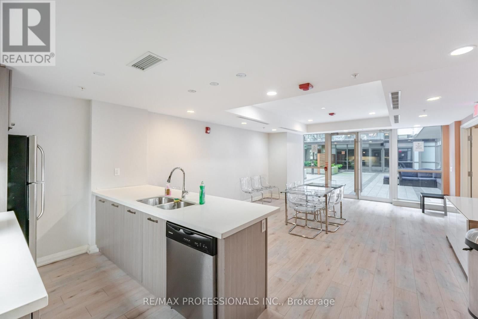 922 - 15 JAMES FINLAY WAY Image 37