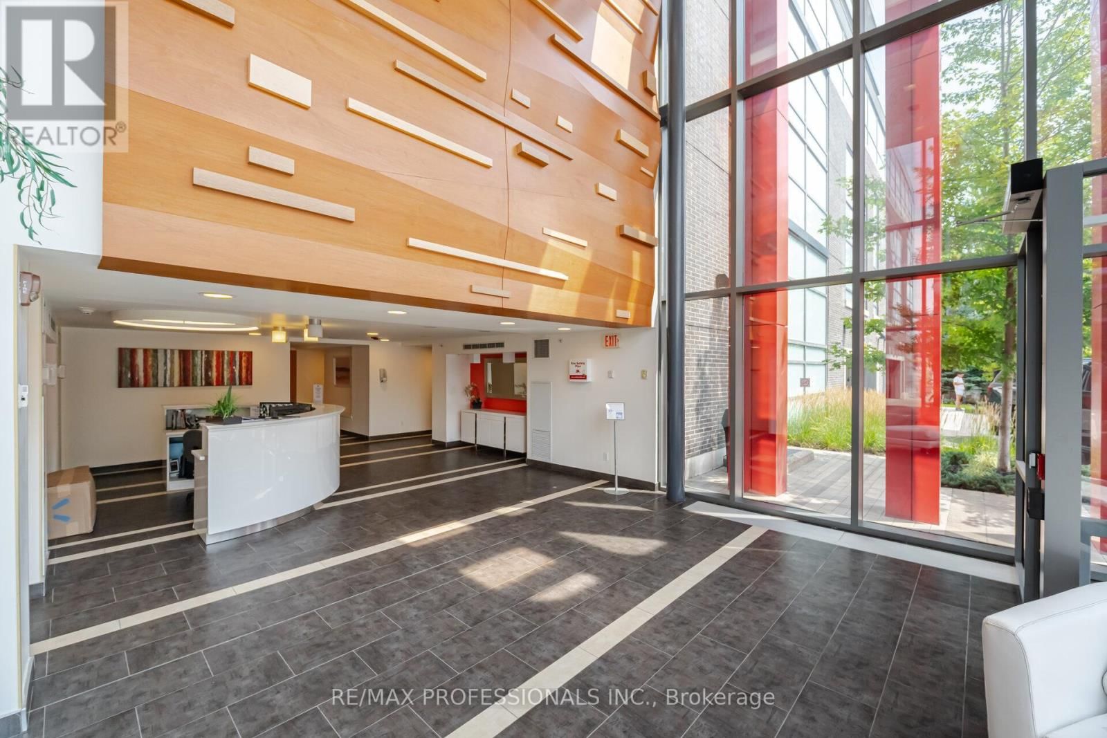 922 - 15 JAMES FINLAY WAY Image 4