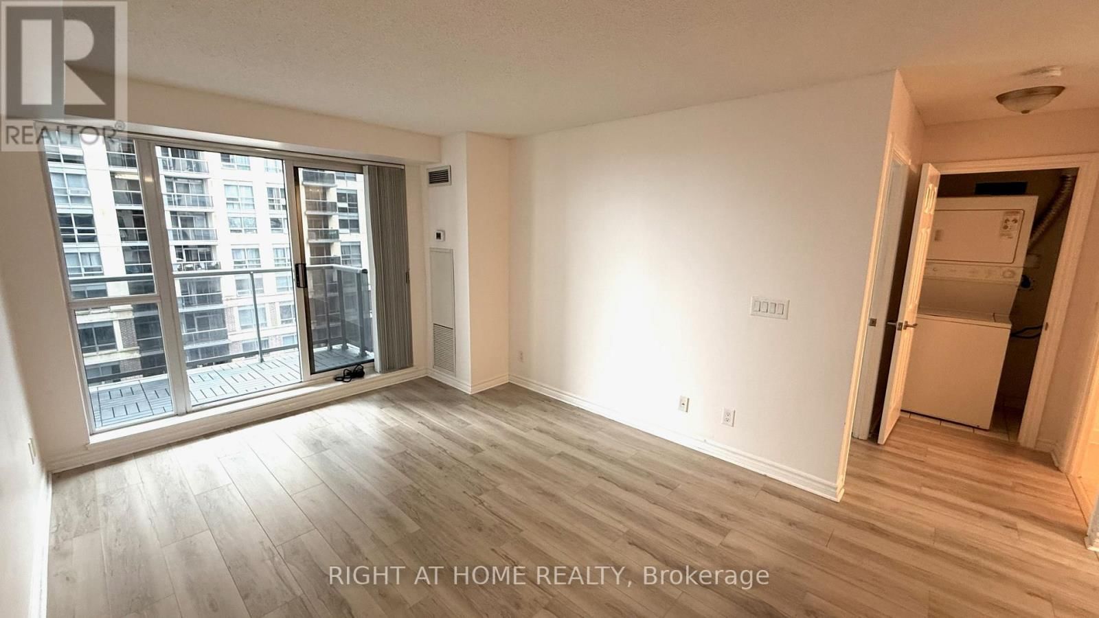 704 - 5 MICHAEL POWER PLACE Image 12