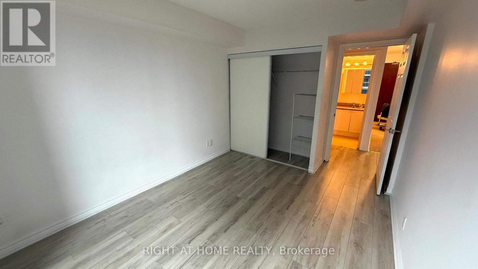 704 - 5 MICHAEL POWER PLACE Image 18