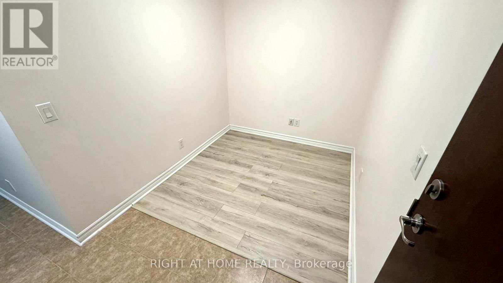 704 - 5 MICHAEL POWER PLACE Image 24