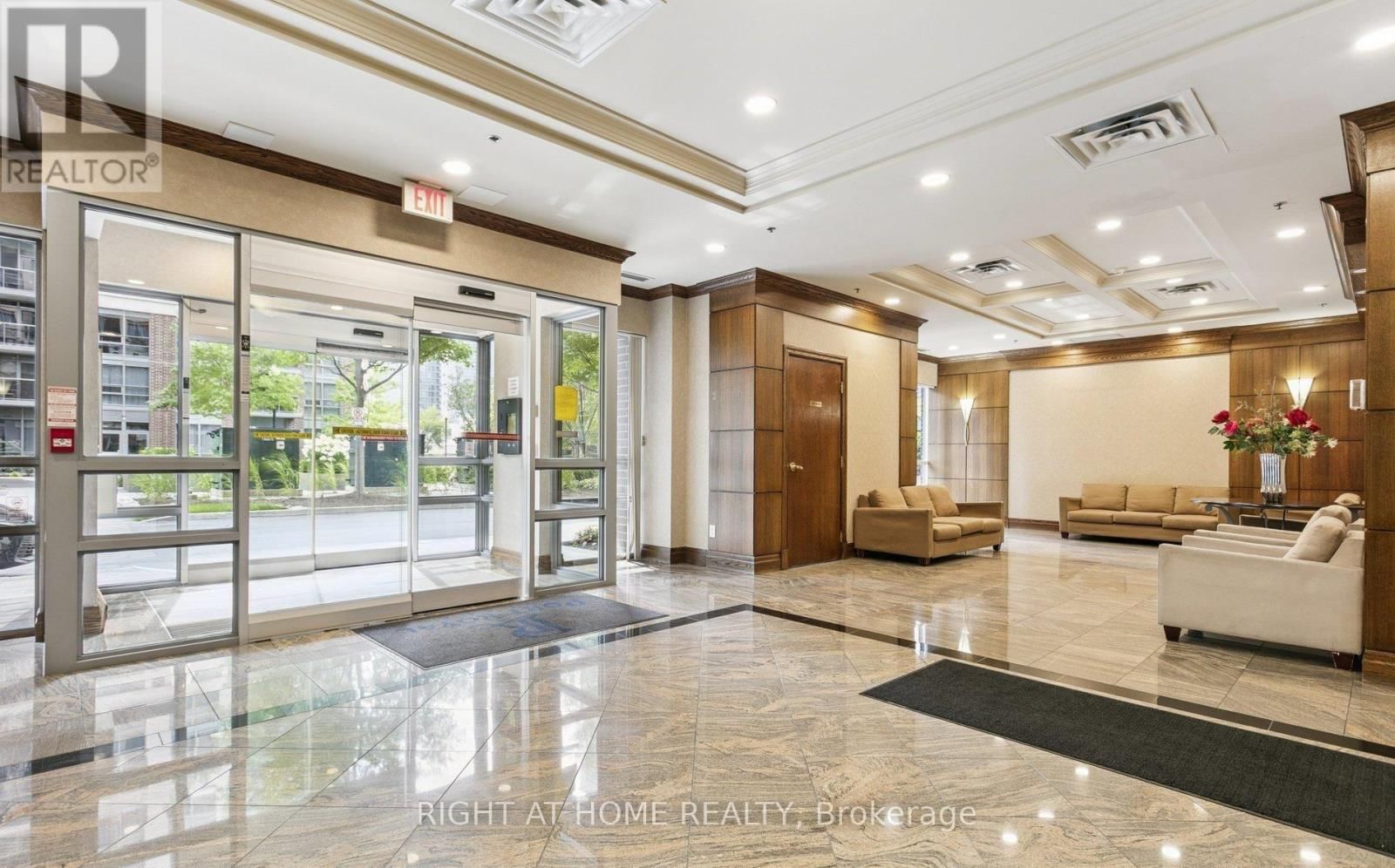 704 - 5 MICHAEL POWER PLACE Image 4