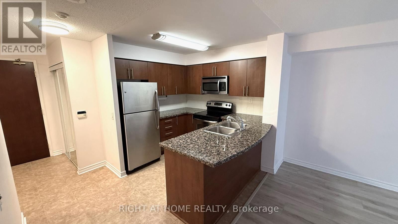 704 - 5 MICHAEL POWER PLACE Image 9