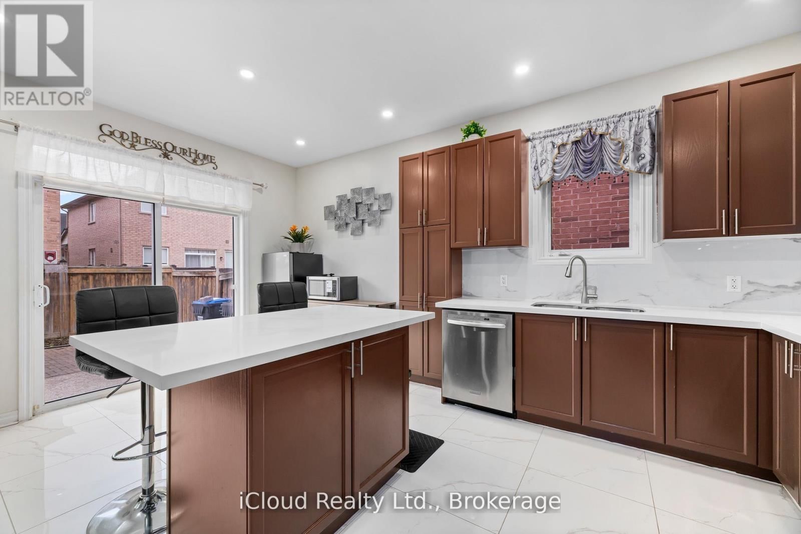 75 IRON BLOCK DRIVE Image 15