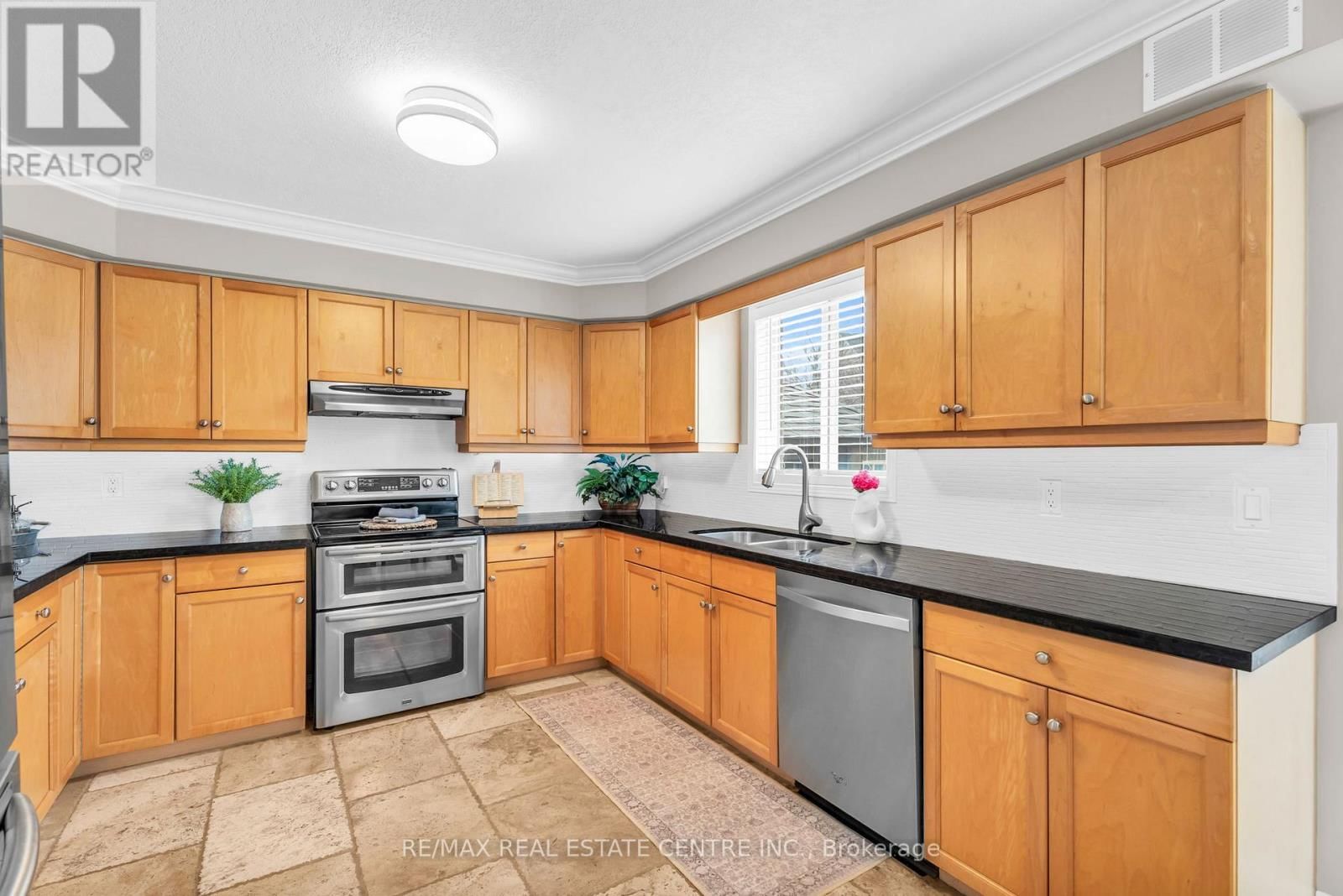 11 CHAPMAN ROAD Image 12