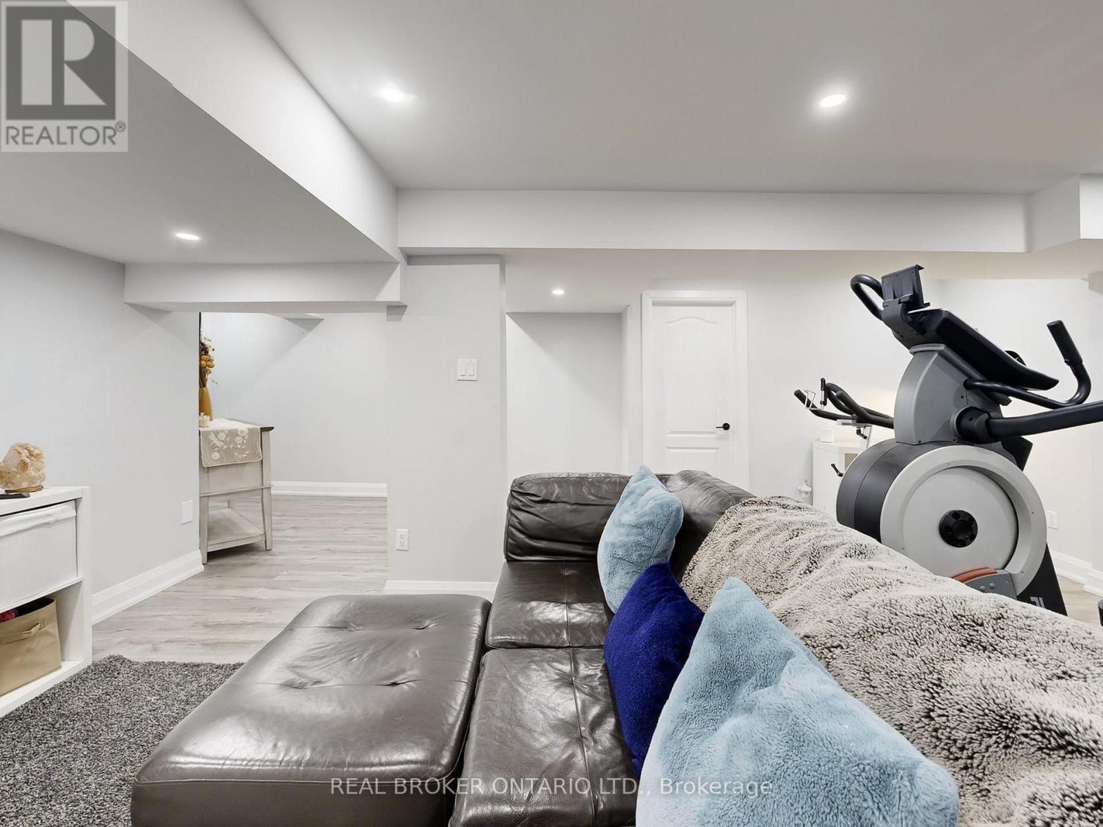 65 PAISLEY GREEN AVENUE Image 29