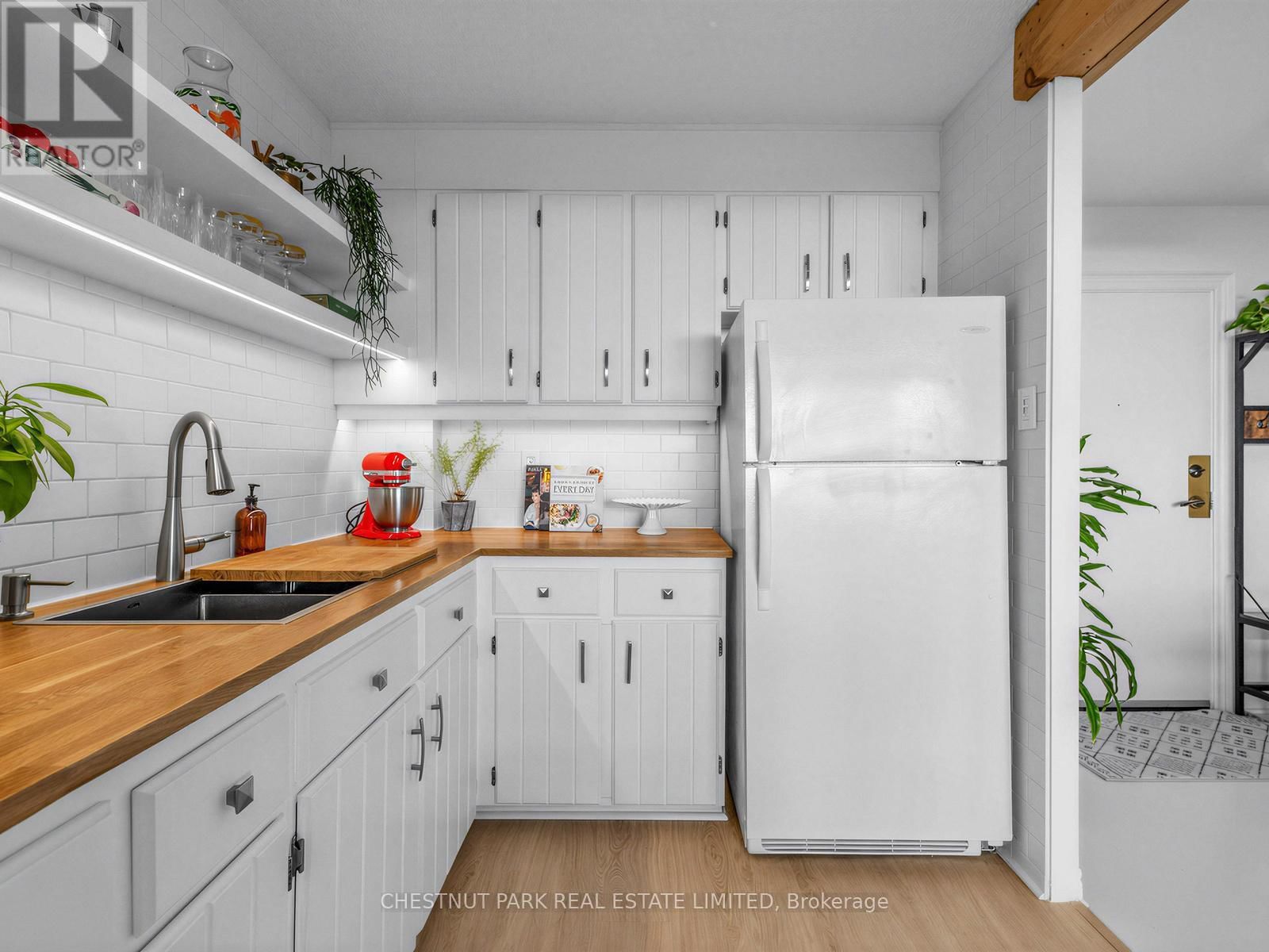 1210 - 541 BLACKTHORN AVENUE Image 7