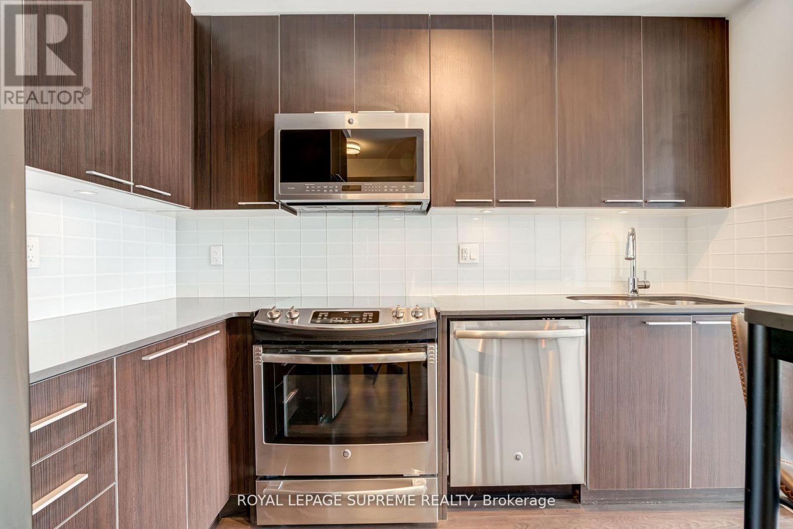 2008 - 10 PARK LAWN ROAD Image 11