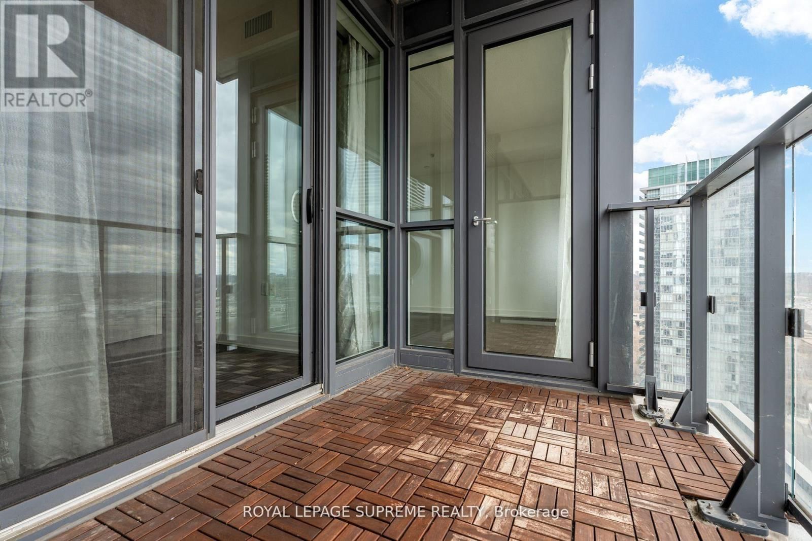 2008 - 10 PARK LAWN ROAD Image 23