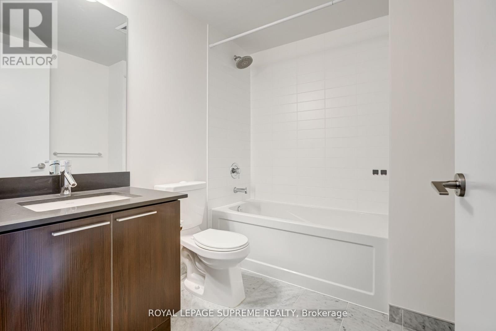 2008 - 10 PARK LAWN ROAD Image 25