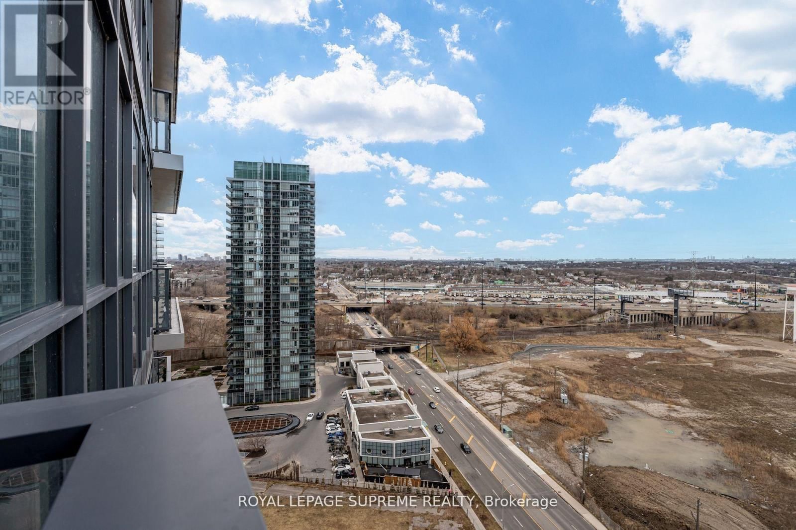 2008 - 10 PARK LAWN ROAD Image 32