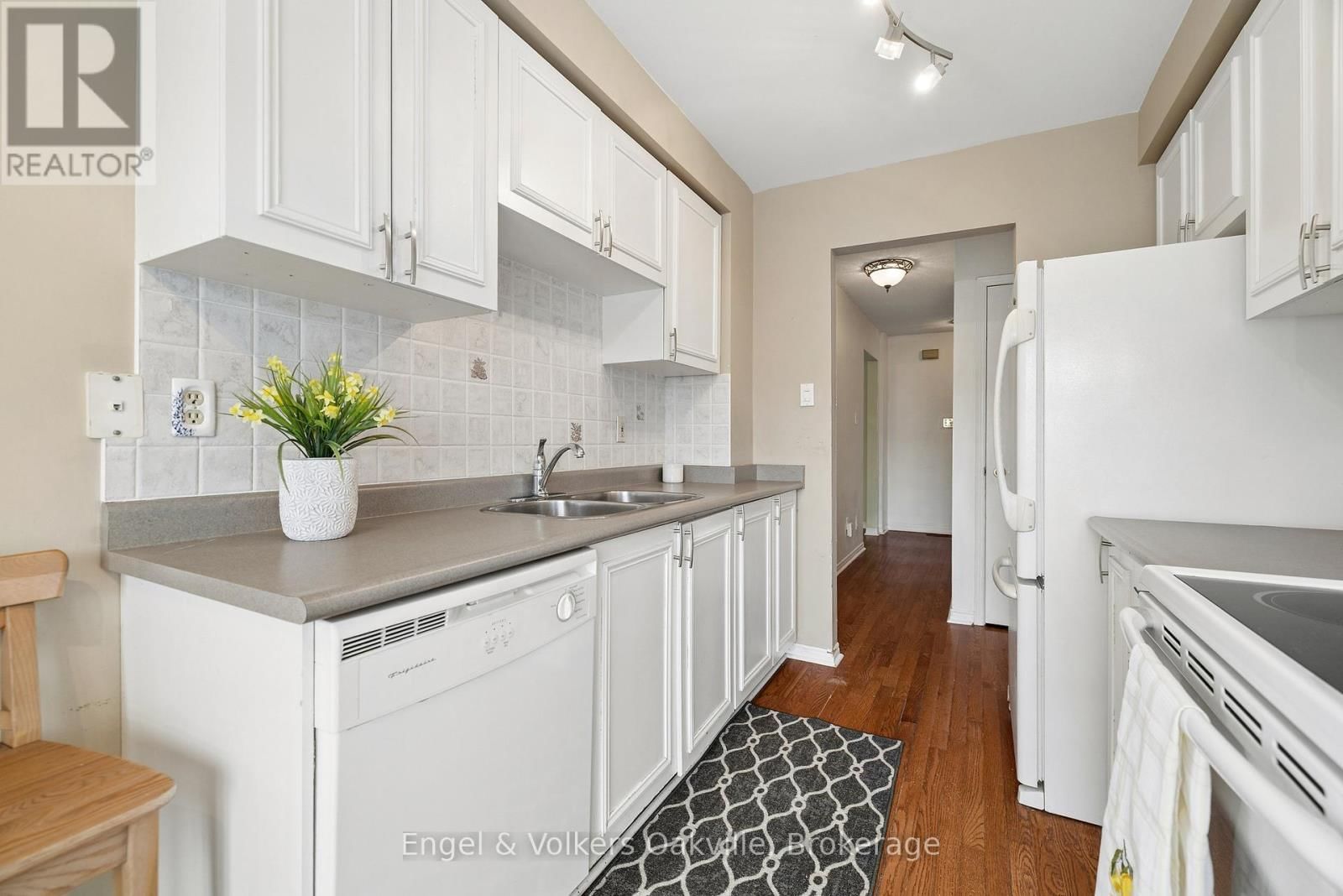 240 ROSS LANE Image 10