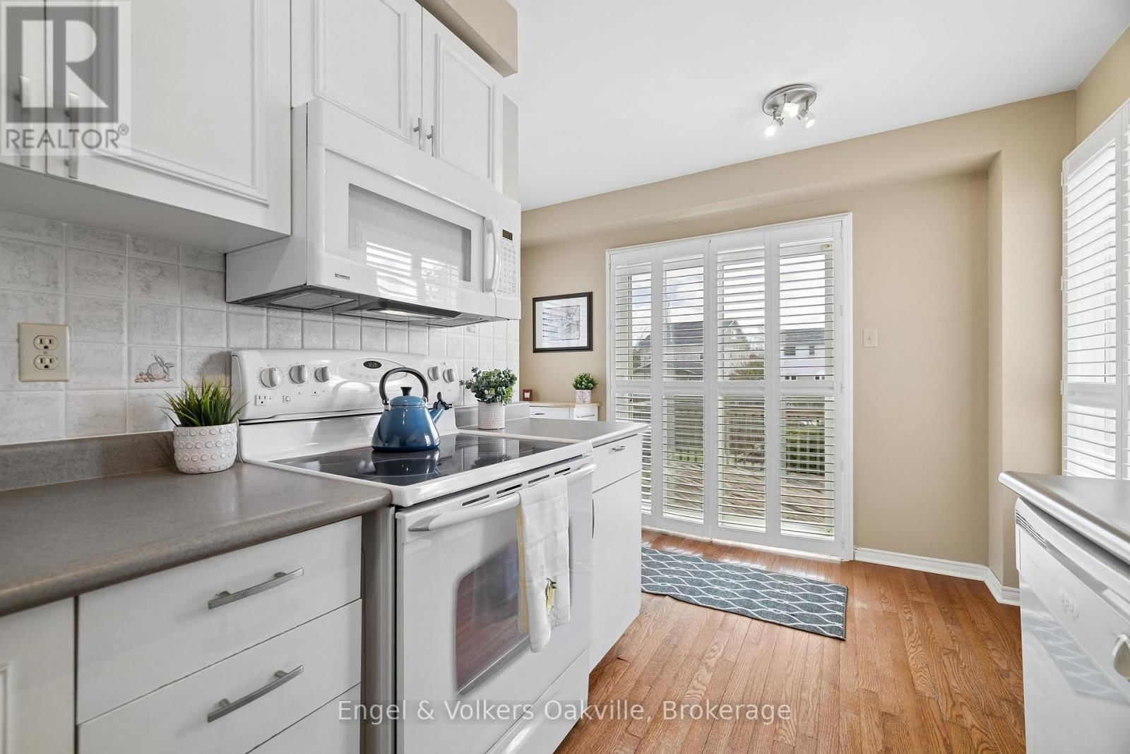 240 ROSS LANE Image 8