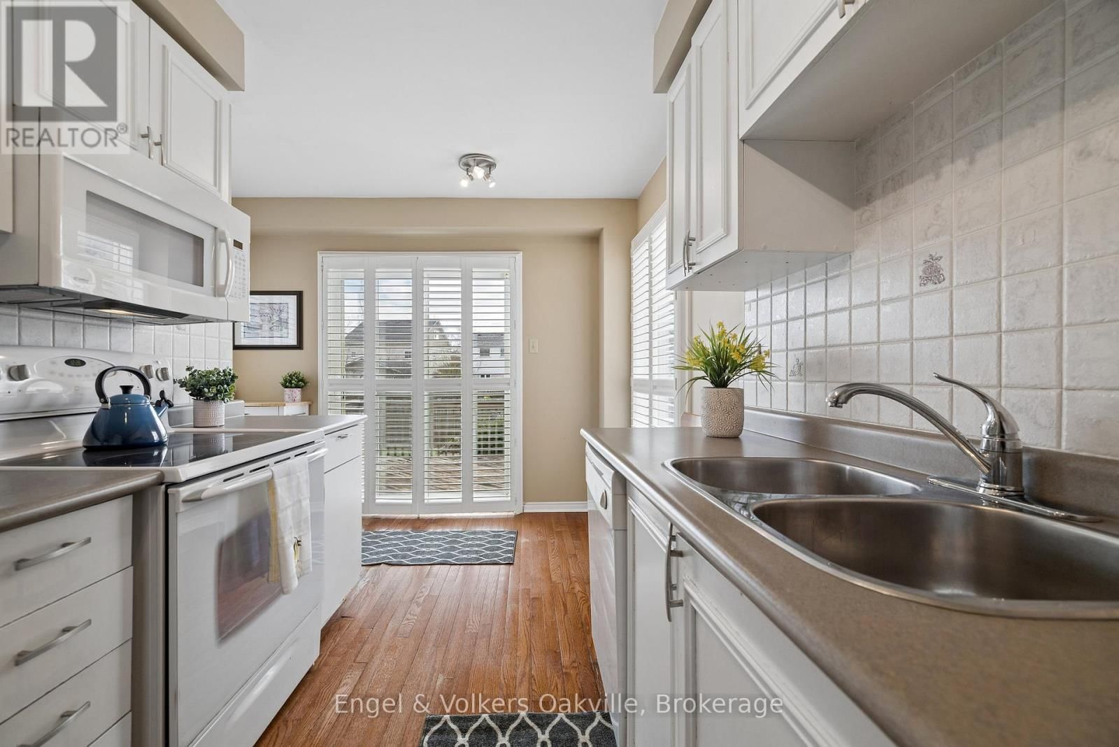 240 ROSS LANE Image 9