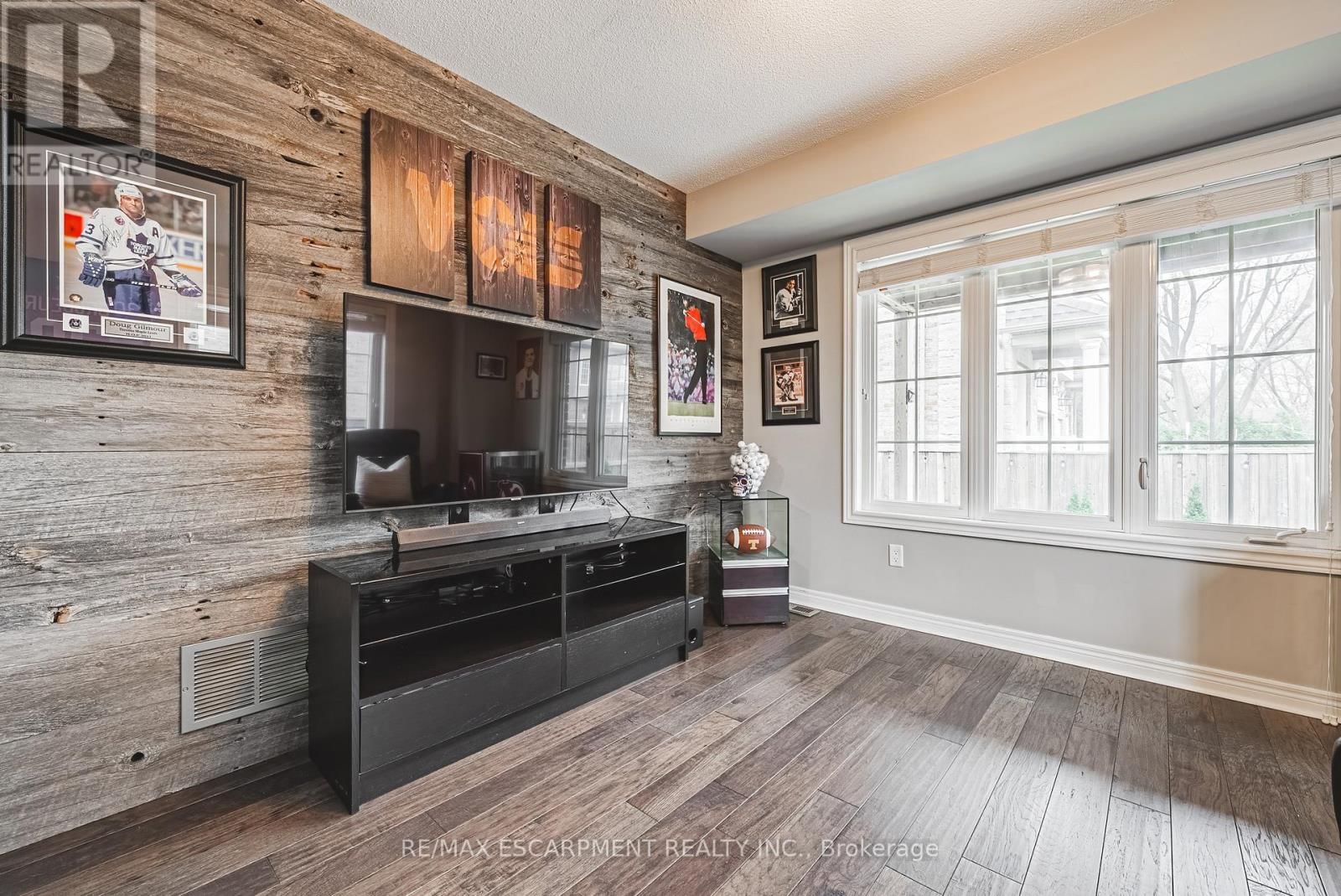 4 - 2220 QUEENSWAY DRIVE Image 4