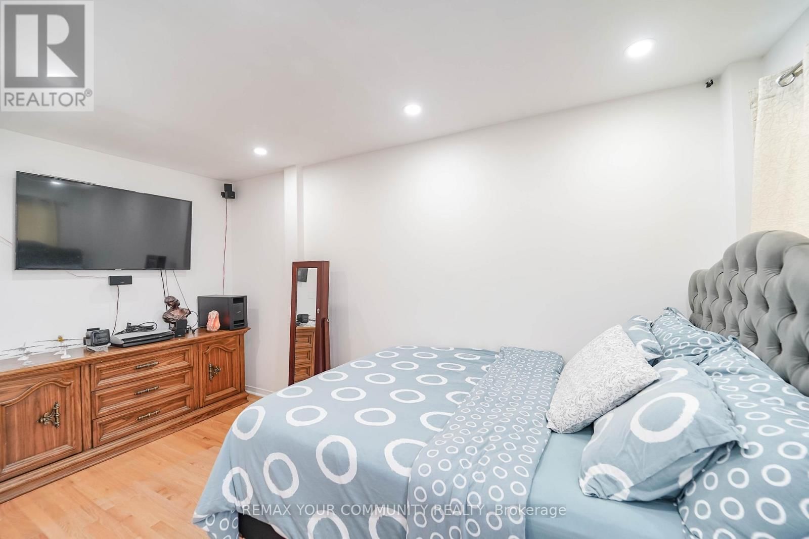 10 TED WRAY CIRCLE Image 21