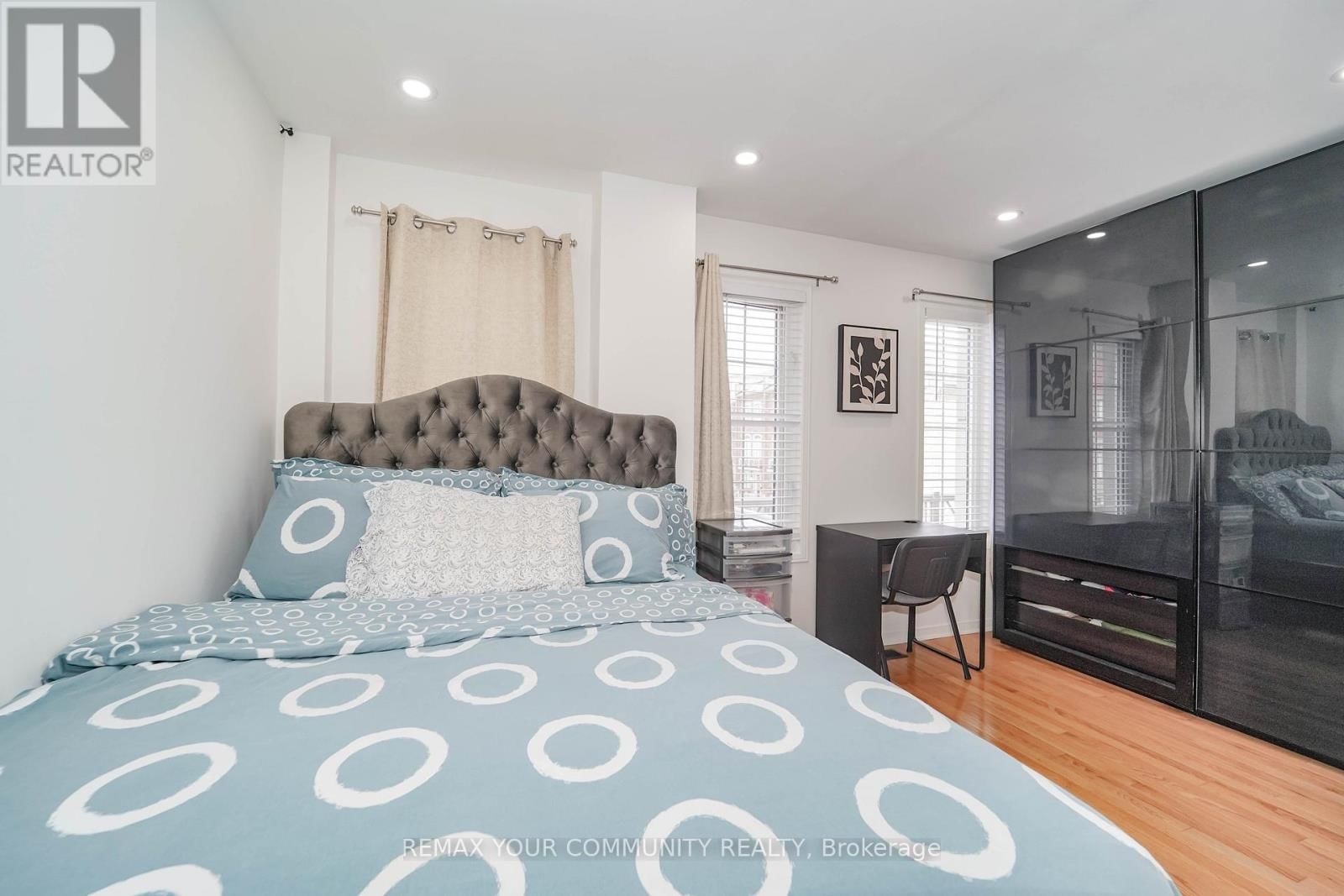 10 TED WRAY CIRCLE Image 22