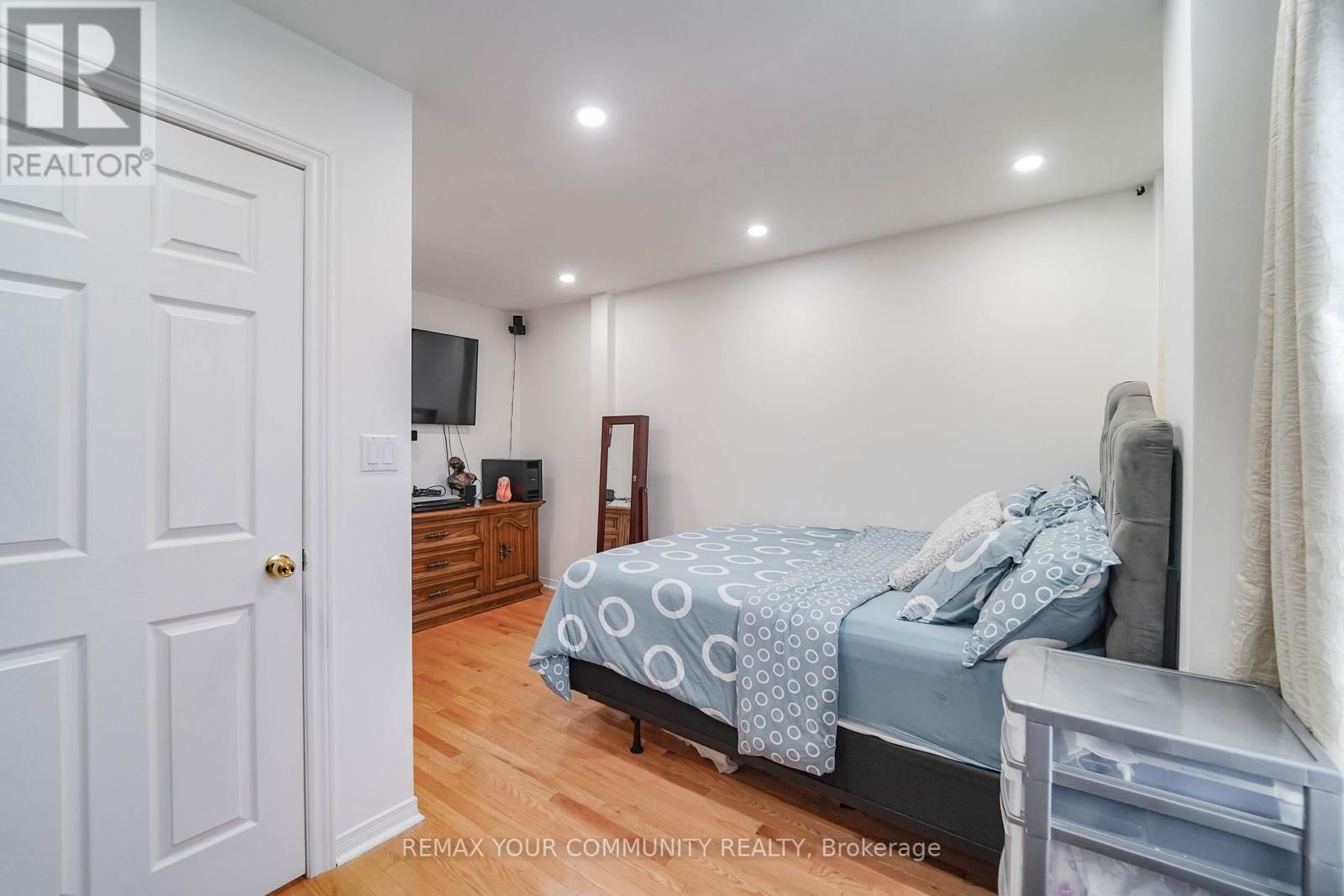 10 TED WRAY CIRCLE Image 23