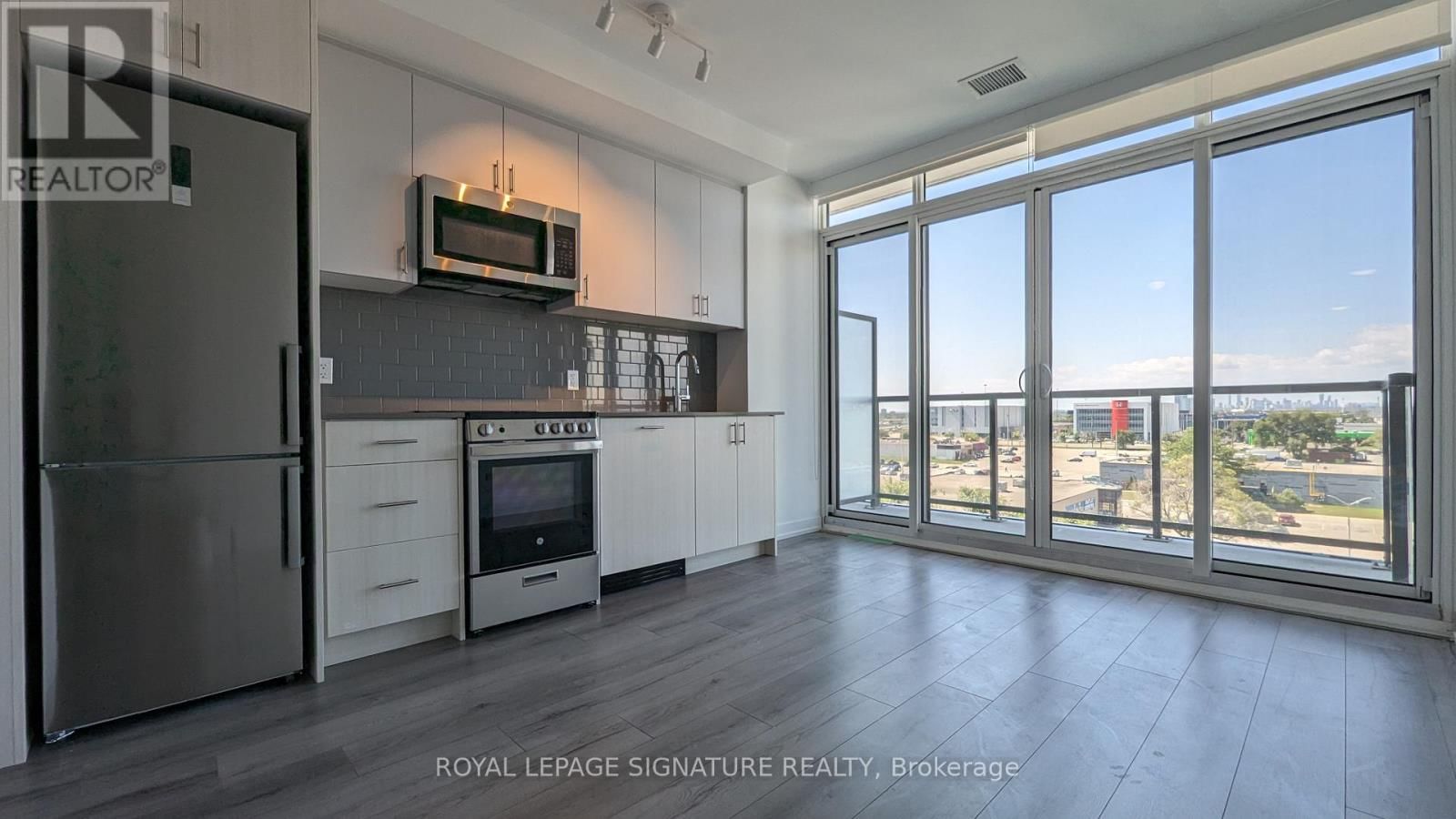 619 - 1195 THE QUEENSWAY Image 1