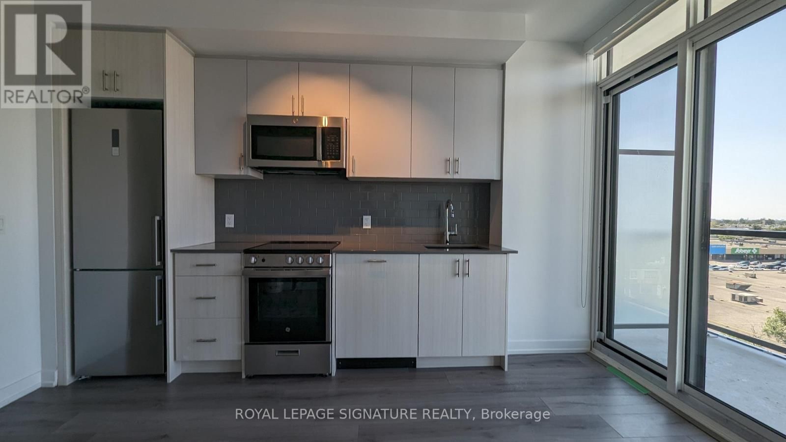 619 - 1195 THE QUEENSWAY Image 3