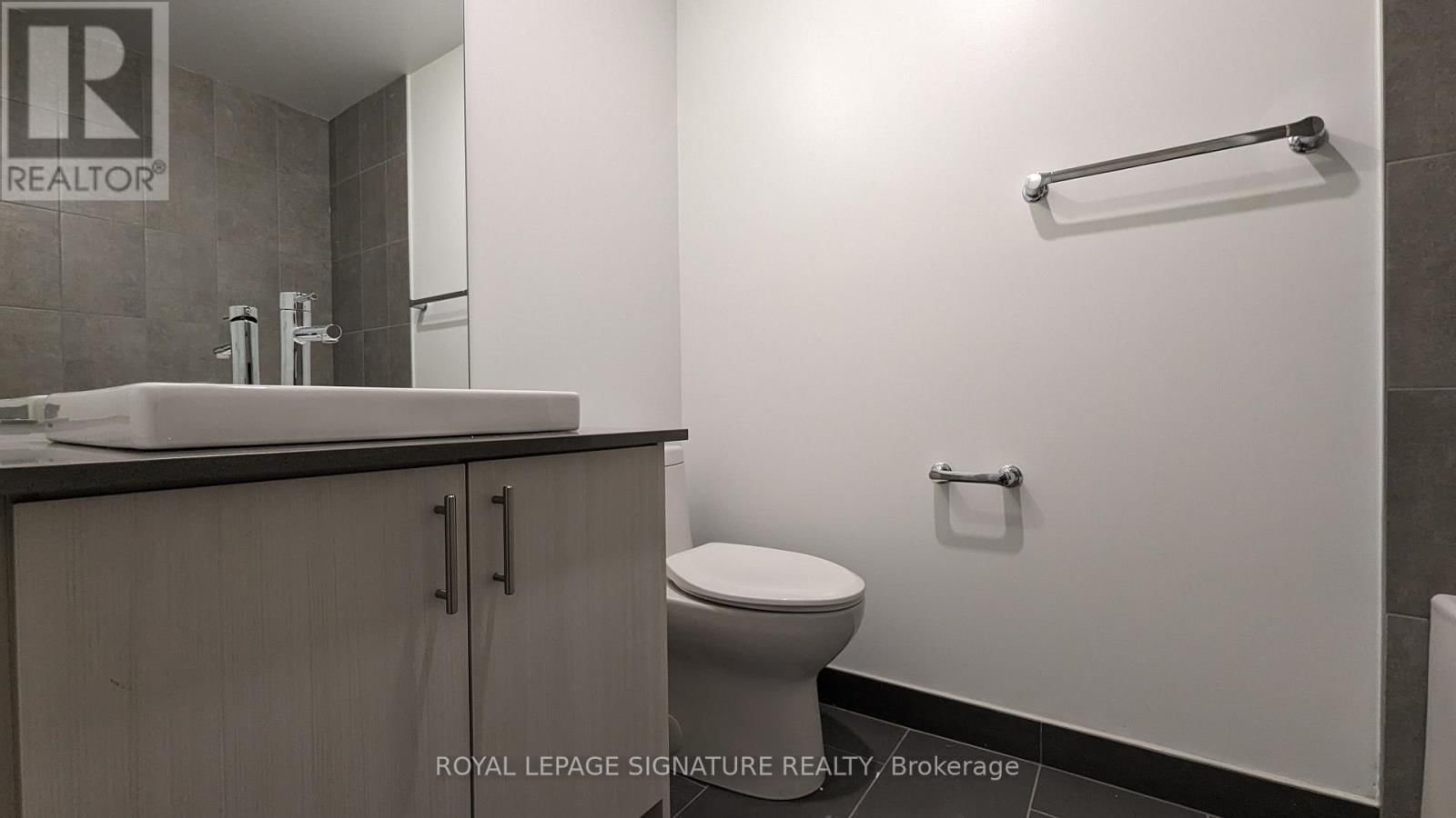 619 - 1195 THE QUEENSWAY Image 5