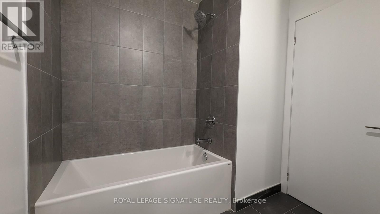 619 - 1195 THE QUEENSWAY Image 6