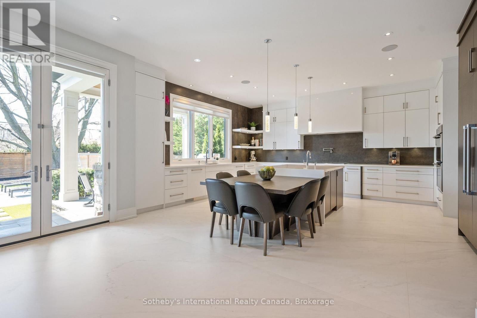 382 SANDHURST DRIVE Image 15