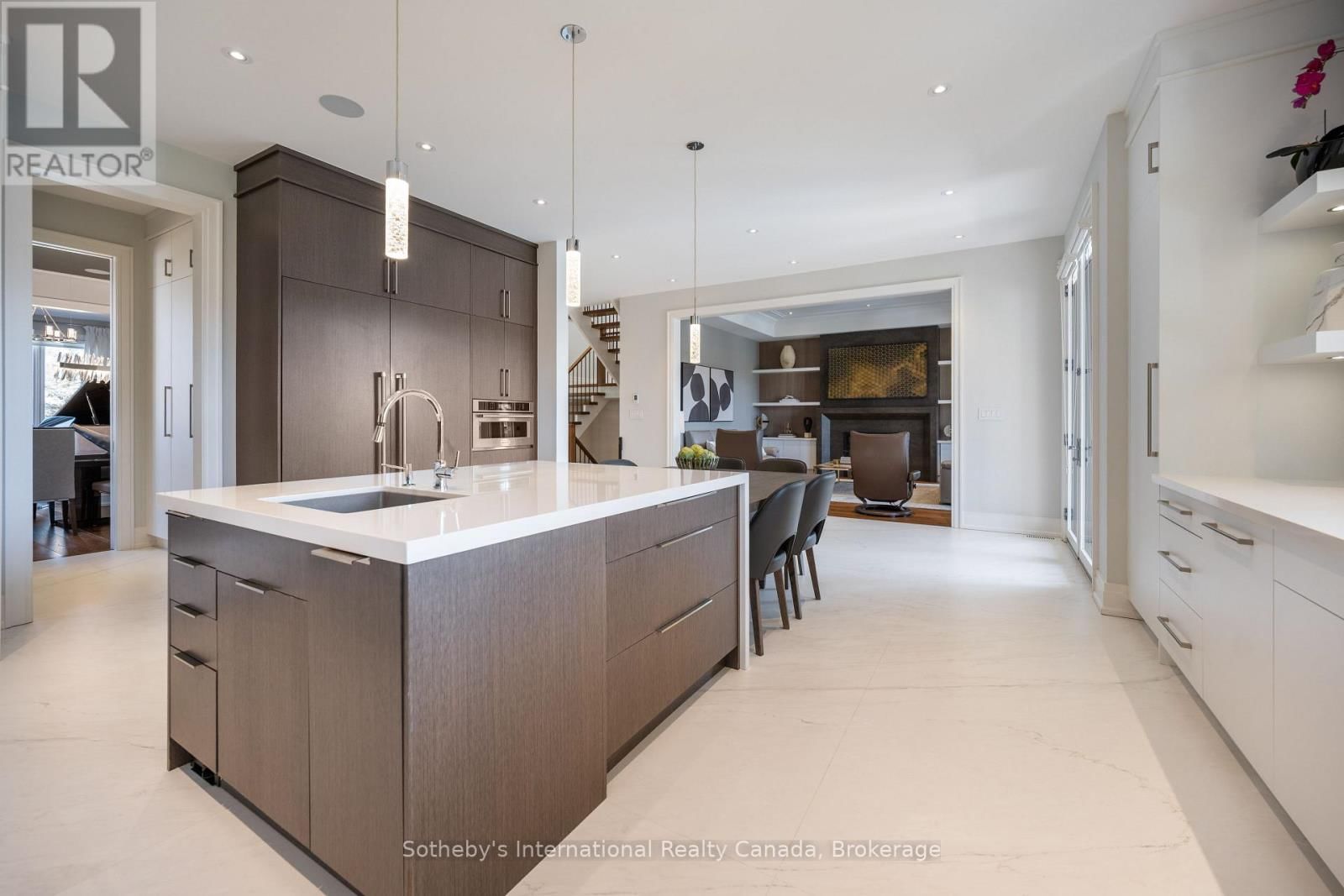 382 SANDHURST DRIVE Image 16